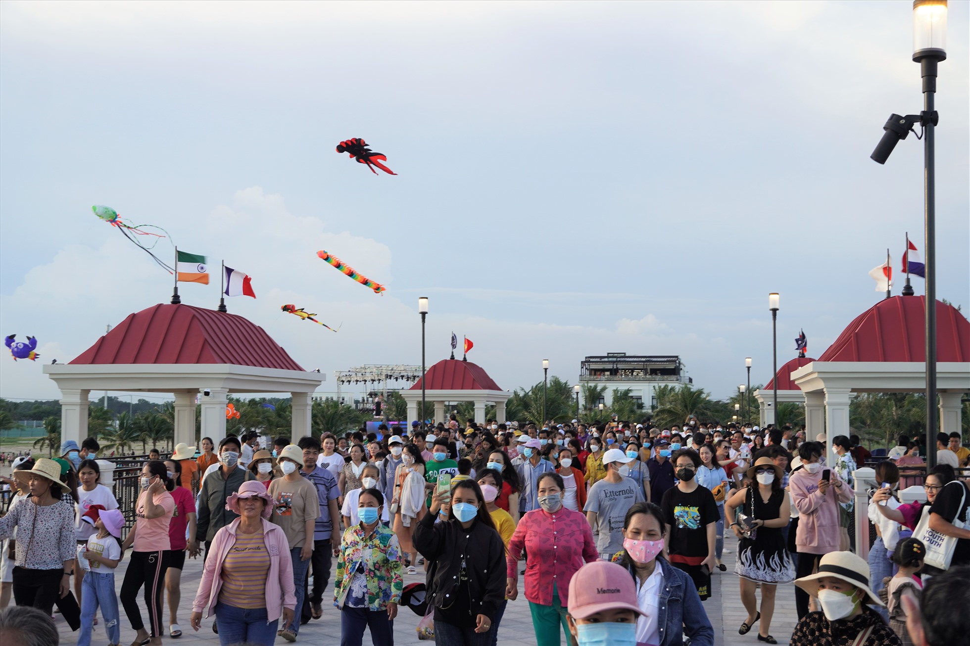 Đông đảo người dân, du khách hào hứng tham quan, checkin cầu ngắm biển chiều tối ngày 2.9 tại Hồ Tràm, huyện Xuyên Mộc.