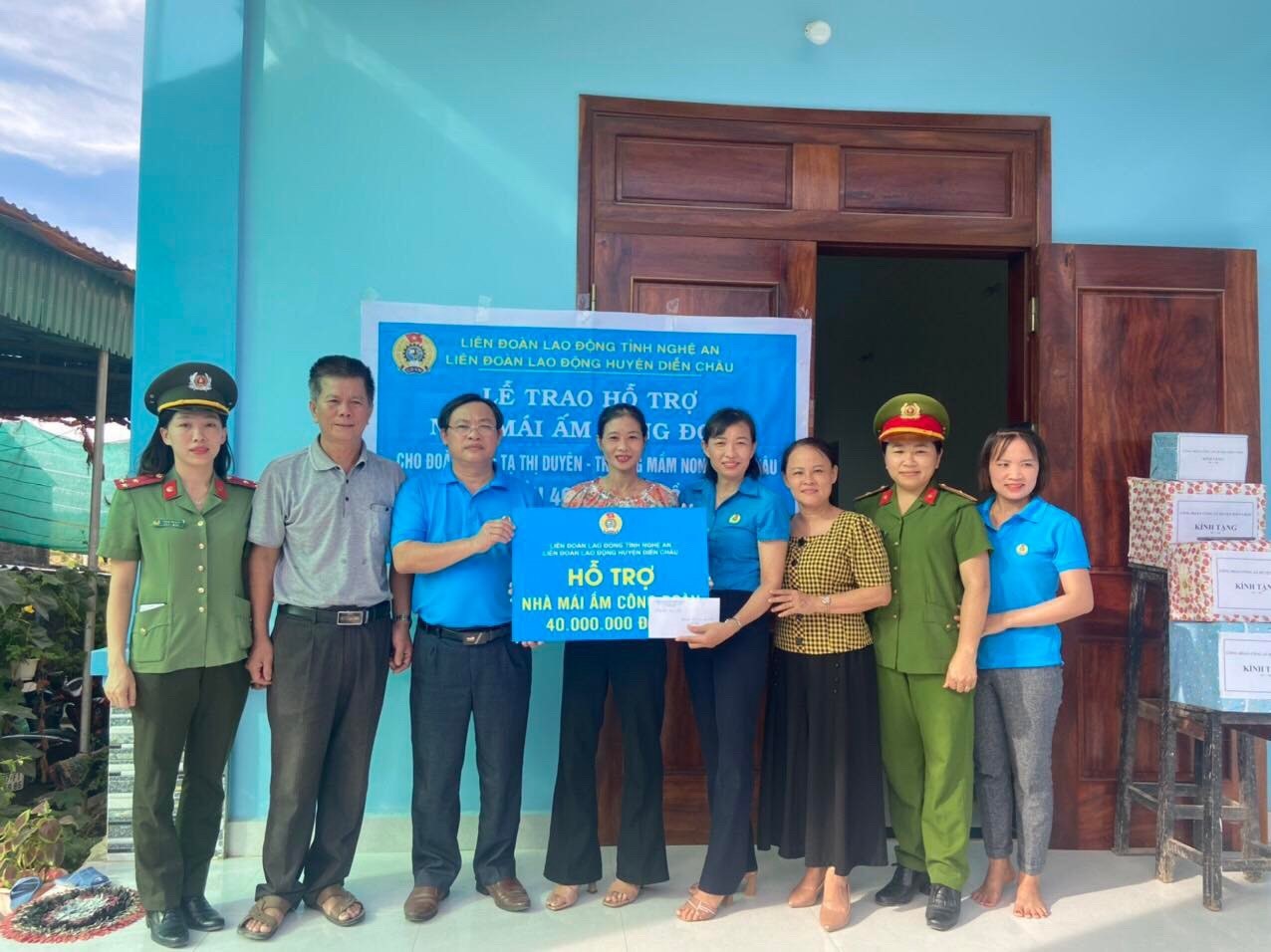 Công đoàn Công an huyện Diễn Châu trao hỗ trợ cho đoàn viên Tạ Thị Duyên. Ảnh: CĐ Công an huyện Diễn Châu.