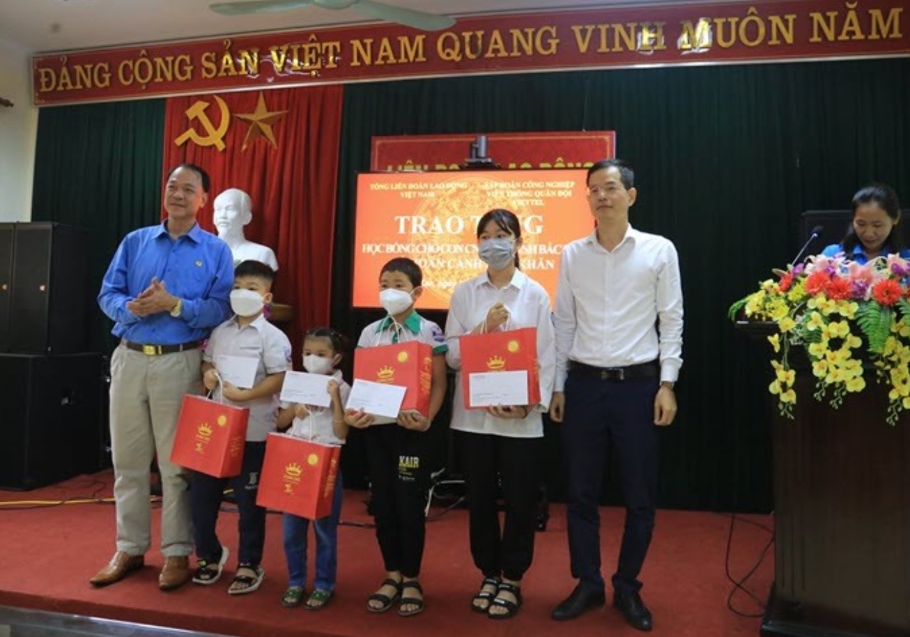 Các suất học bổng kèm quà Tết Trung thu đã được LĐLĐ tỉnh Bắc Kạn trao tới những con em của các CNVCLĐ có hoàn cảnh khó khăn. Ảnh: ĐVCC.