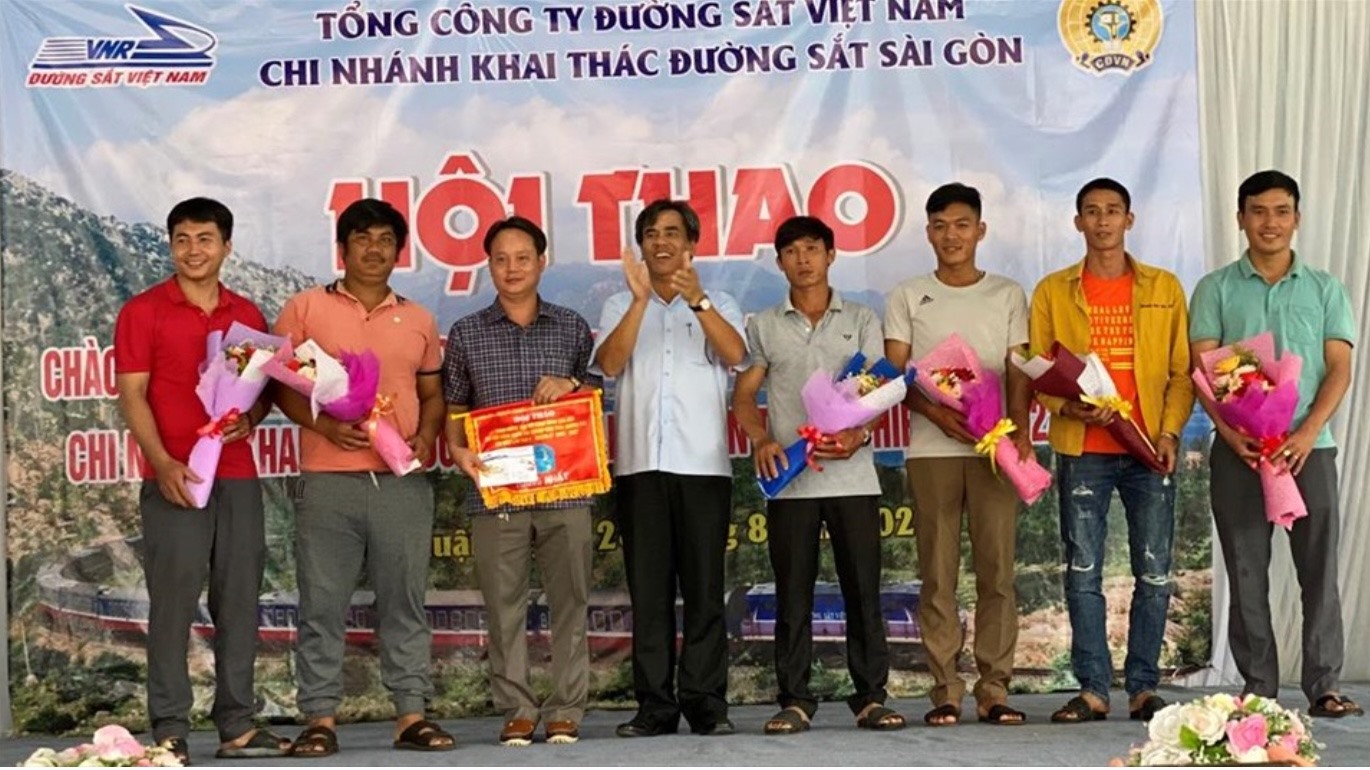 Trao thưởng tại Hội thao chào mừng Đại hội Công đoàn các cấp của Công đoàn Chi nhánh Khai thác đường sắt Sài Gòn. Ảnh: CĐN