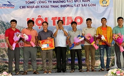 Trao thưởng tại Hội thao chào mừng Đại hội Công đoàn các cấp của Công đoàn Chi nhánh Khai thác đường sắt Sài Gòn. Ảnh: CĐN