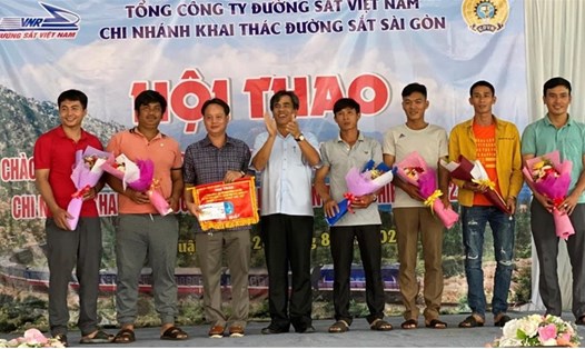 Trao thưởng tại Hội thao chào mừng Đại hội Công đoàn các cấp của Công đoàn Chi nhánh Khai thác đường sắt Sài Gòn. Ảnh: CĐN