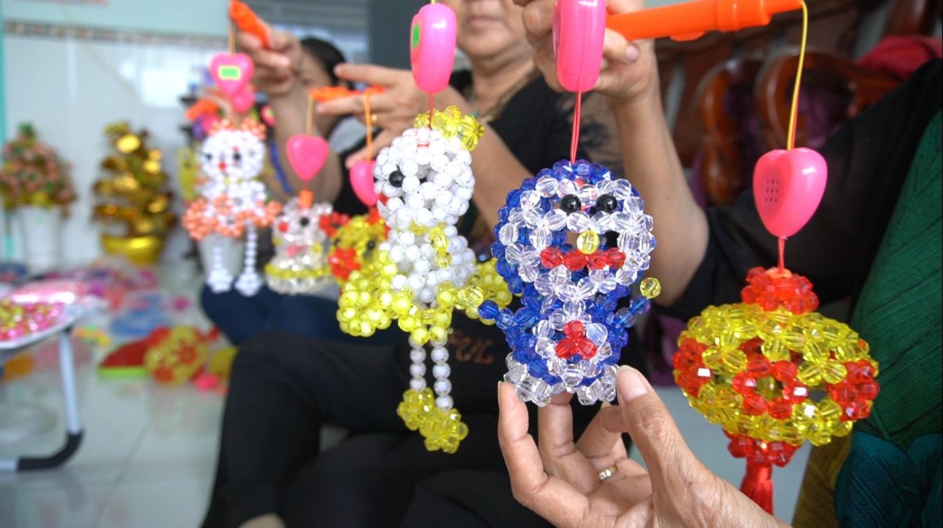 Những chiếc đèn trung thu kết cườm có nhiều hình dáng ngộ nghĩnh, đáng yêu. Ảnh: N.A