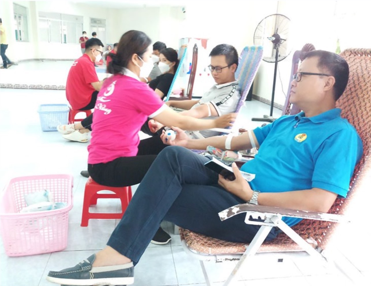 Hơn 400 đoàn viên, người lao động Bình Định tham gia hiến máu tình nguyện. Ảnh: Anh Tuấn