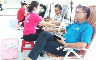 Hơn 400 đoàn viên, người lao động Bình Định tham gia hiến máu tình nguyện. Ảnh: Anh Tuấn
