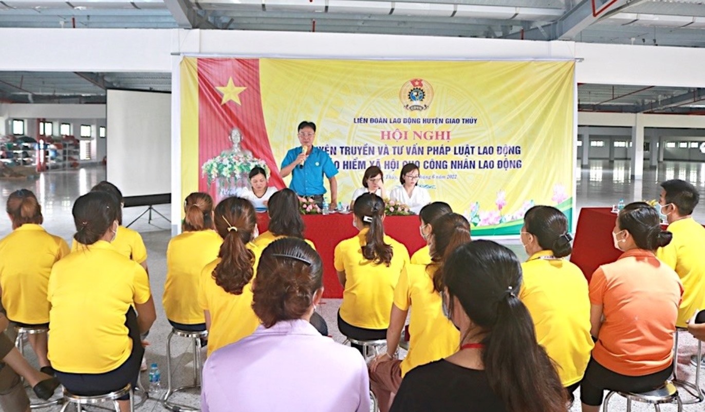 Lãnh đạo LĐLĐ huyện Giao Thuỷ (Nam Định) phát biểu tại Hội nghị tuyên truyền về pháp luật lao động và BHXH cho NLĐ. Ảnh: CĐNĐ