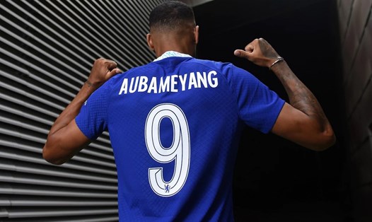Aubameyang mặc chiếc áo “số 9” lời nguyền của Chelsea. Ảnh: Chelsea FC