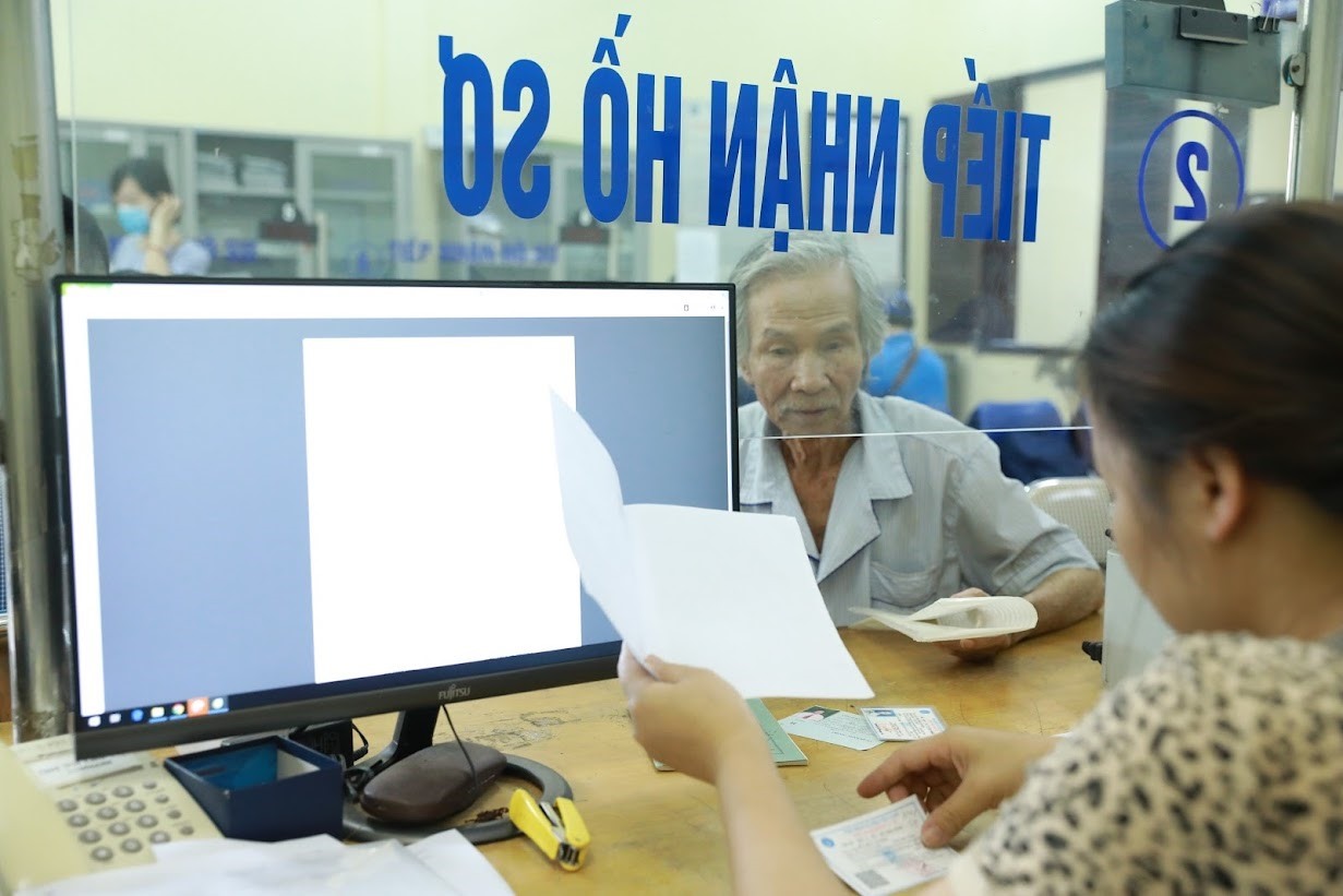 Người dân giải quyết các thủ tục liên quan đến bảo hiểm xã hội. Ảnh minh hoạ Hải Nguyễn