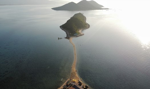 Đảo Điệp Sơn nổi bật bởi đường trải cát dài gần 1km giữa biển, nối liền các đảo với nhau.
