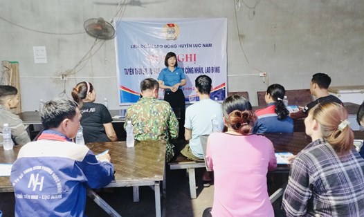 Lãnh đạo Liên đoàn Lao động huyện Lục Nam tuyên truyền về bình đẳng giới, phát triển đoàn viên và thành lập công đoàn cơ sở tại Công ty TNHH Minh Phương.
