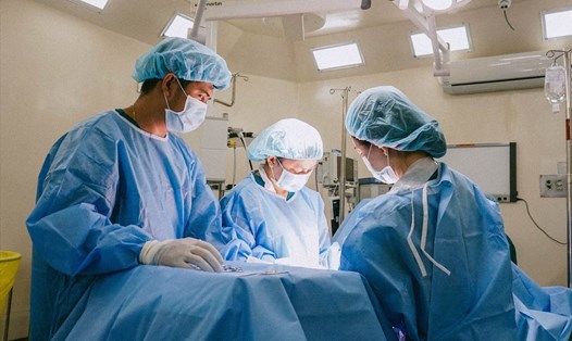 Phẫu thuật cắt bỏ u buồng trứng bị hoại tử cho bệnh nhân. Ảnh: Hà Anh Chiến