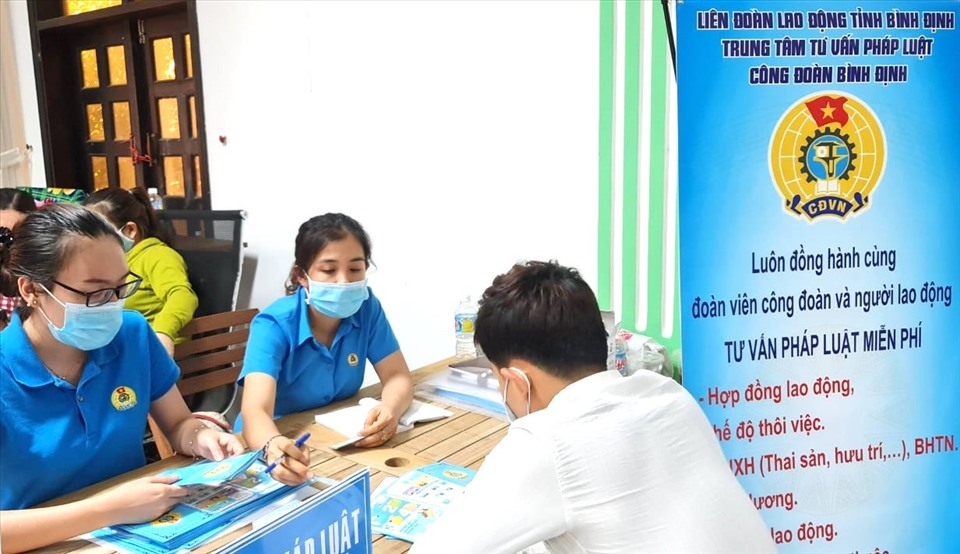 Cán bộ công đoàn tỉnh Bình Định tư vấn pháp luật lao động cho đoàn viên. Ảnh: CĐBĐ