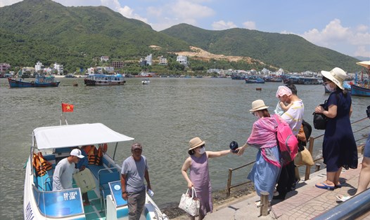 Ngày 2.9 tại bến tàu du lịch rất đông du khách xuống tàu đi thăm quan các đảo trên Vịnh Nha Trang. Ảnh: P.Linh