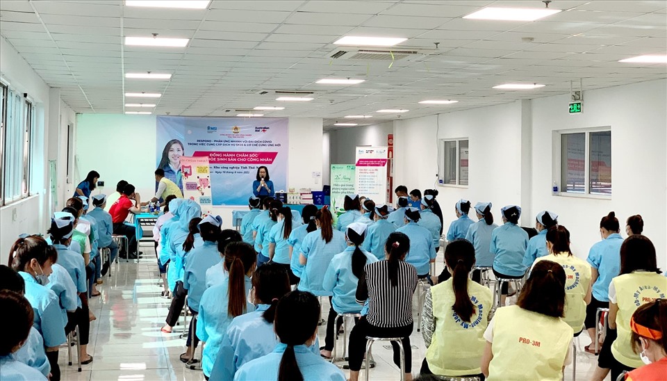 Cán bộ công đoàn tỉnh Thái Nguyên tuyên truyền kiến thức chăm sóc sức khoẻ tới người lao động. Ảnh: CĐTN