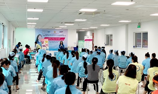 Cán bộ công đoàn tỉnh Thái Nguyên tuyên truyền kiến thức chăm sóc sức khoẻ tới người lao động. Ảnh: CĐTN
