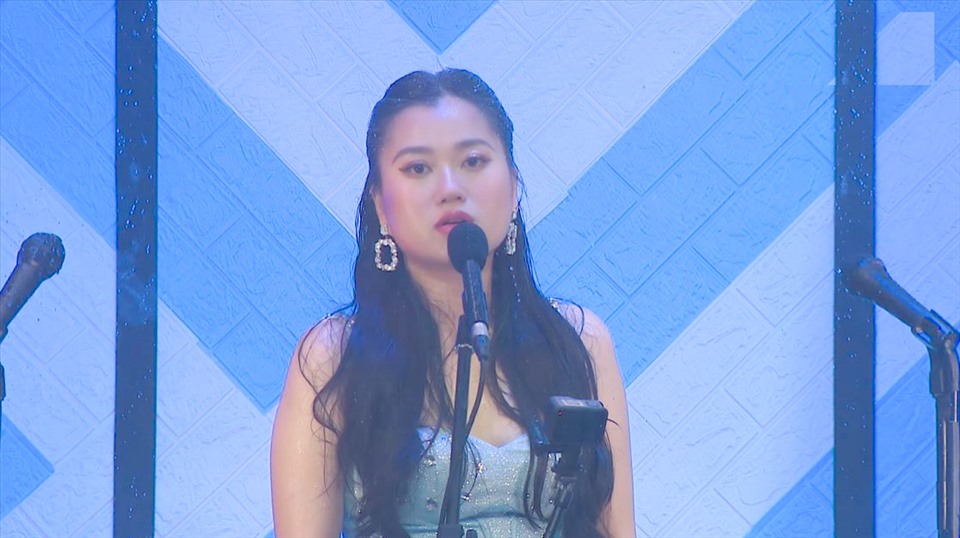 Lâm Vỹ Dạ bị nước bắn rớt cặp lông mi giả khi hát hit Tuấn Hưng. Ảnh: CTCC.