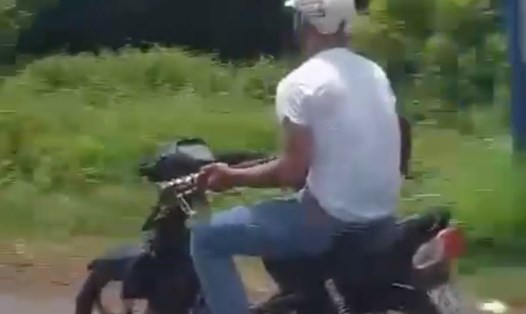 Cảnh sát giao thông Đồng Nai đang xác minh làm rõ đoàn clip ghi lại hình ảnh một nam thanh niên chạy xe máy trên quốc lộ 1, nhưng hai tay ôm đàn guitar chơi… Ảnh cắt từ clip