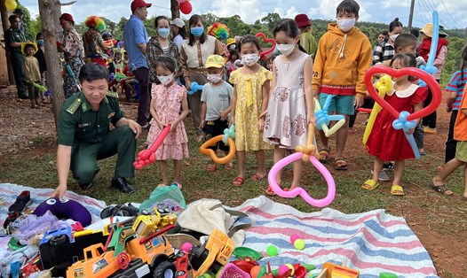 Bộ đội Biên phòng Đồn Bu Cháp phối hợp với các mạnh thường quân mang Trung thu đến với trẻ em nghèo vùng biên giới ở huyện Tuy Đức. Ảnh: Hồng Thắm