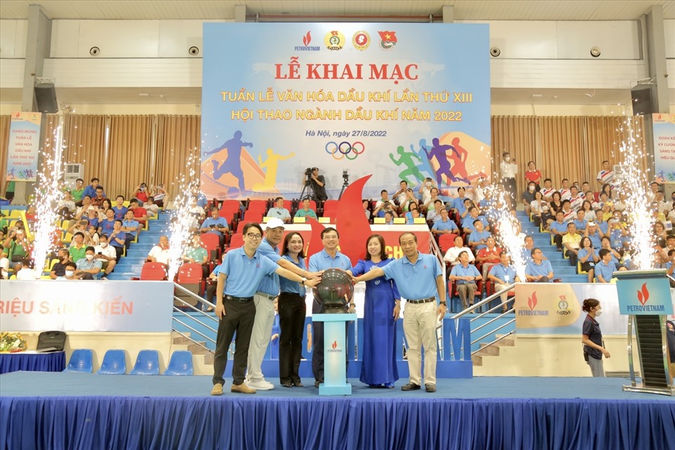 Phó chủ tịch Tổng Liên đoàn Lao động Việt Nam Thái Thu Xương (thứ hai từ phải sang) cùng lãnh đạo Tập đoàn Dấu khí Việt Nam, Công đoàn Dầu khí Việt Nam khai mạc Tuần lễ Văn hoá Dầu khí lần thứ XIII. Ảnh: CĐN