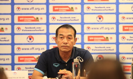 Huấn luyện viên Đinh Thế Nam chưa hài lòng về màn trình diễn của U20 Việt Nam. Ảnh: Minh Dân