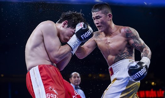 Trương Đình Hoàng (phải) đánh dấu sự trở lại với sàn boxing chuyên nghiệp bằng trận gặp Robert Kopa. Ảnh: Sơn Tùng