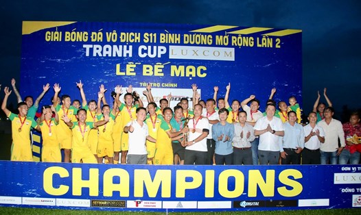 Đội bóng của cựu trung vệ tuyển Việt Nam Trương Đình Luật lên ngôi tại giải bóng đá phong trào hàng đầu tại Bình Dương. Ảnh: L.Q