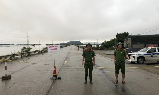 Quốc lộ 1A đoạn qua xã Xuân Lam (Nghi Xuân, Hà Tĩnh) đã bị cấm phương tiện lưu thông do ngập lụt. Ảnh: CA.