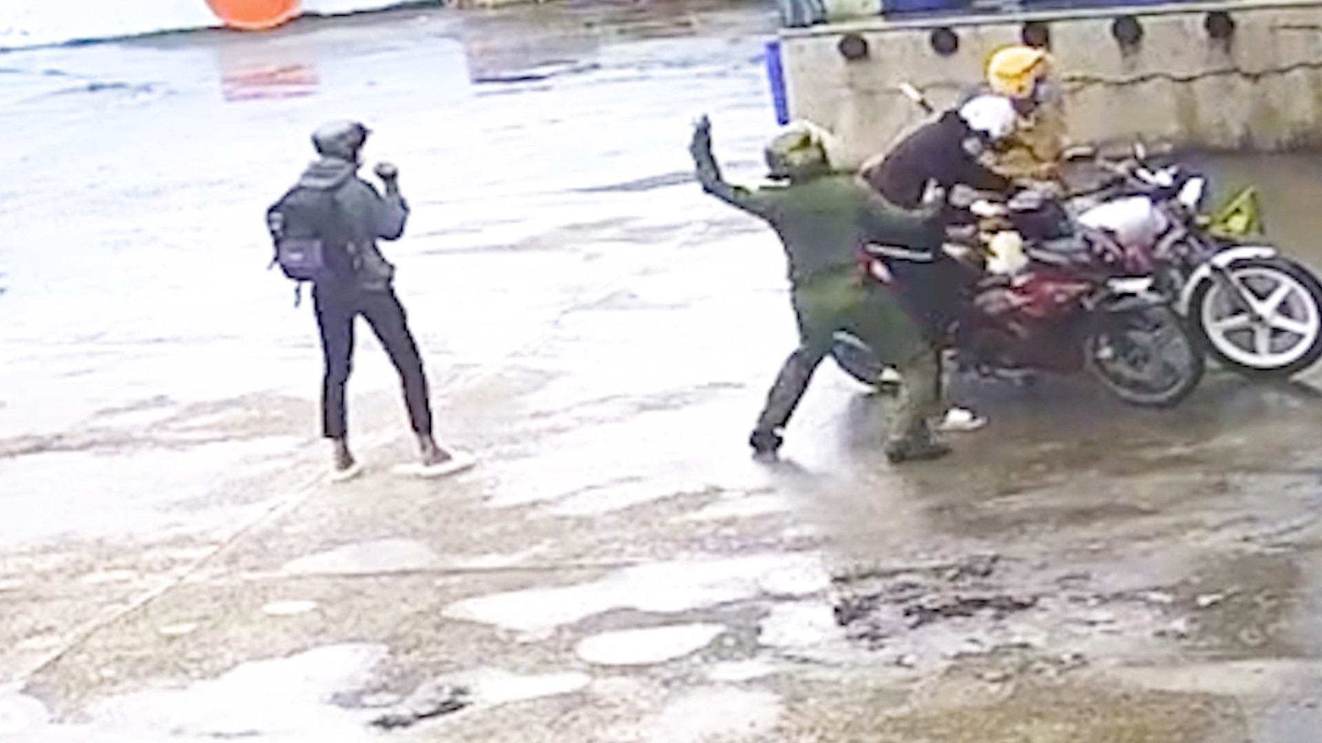 Ảnh chụp từ clip CSGT đánh 2 thiếu niên