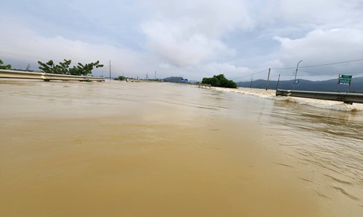 Quốc lộ 1A qua xã Xuân Lam đang bị ngập phải cấm phương tiện qua lại. Ảnh: TT.