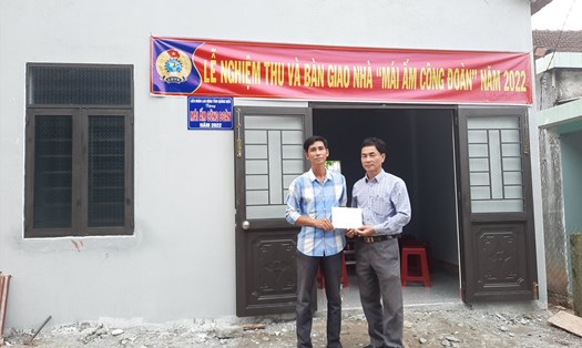 Bàn giao nhà Mái ấm công đoàn và tặng quà cho đoàn viên Nguyễn Đức Mạnh, CĐCS xã Sơn Hạ, huyện Sơn Hà.