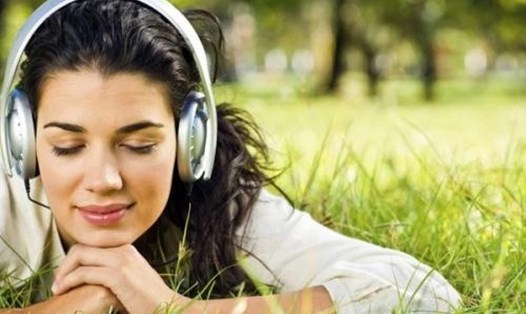 Lắng nghe âm nhạc là cách giúp giải tỏa căng thẳng, mệt mỏi một cách hữu hiệu. Ảnh: Xinhua