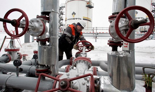 EU có kế hoạch áp giá trần với dầu của Nga. Ảnh: Reuters