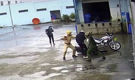 Hình ảnh chiến sĩ công an thị xã Vĩnh Châu, tỉnh Sóc Trăng được cho là đánh hai thiếu niên. Ảnh cắt từ clip