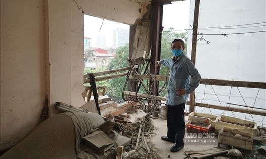Ông Trương Ngọc Hùng (sinh năm 1963, trú tại chung cư số 51, đường Huỳnh Thúc Kháng) phản ánh, hệ thống cột dầm chịu lực của tòa nhà đã bị nứt, lún nghiêm trọng, phần lan can cũng đã bị hỏng.