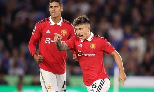 Varane và Martinez thi đấu ăn ý tại Man United.  Ảnh: AFP