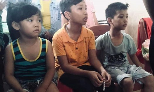 Ba cháu bé con anh Ái-chị Lan ở xã Nghi Lâm, huyện Nghi Lộc (Nghệ An) mồ côi do bố mẹ bị lũ cuốn. Ảnh: QD