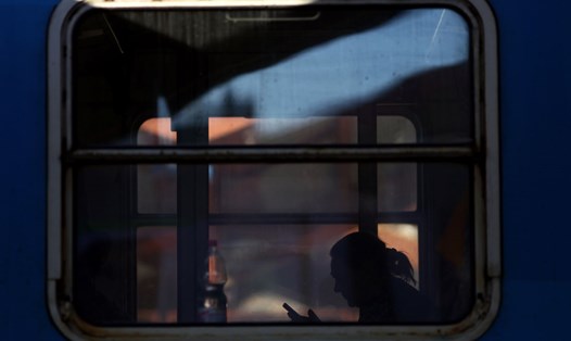 Một người dùng điện thoại di động trên chuyến tàu từ ga Przemysl Glowny ở Ba Lan tới Warsaw. Ảnh: Hannah McKay