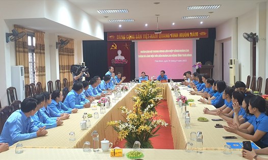Đoàn cán bộ Trung ương Liên hiệp Công đoàn Lào thăm, làm việc tại Liên đoàn Lao động tỉnh Thái Bình. Ảnh: T.D