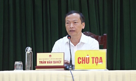 Chủ tịch UBND huyện Cẩm Giàng Trần Văn Quyết đối thoại với người lao động ngày 30.9. Ảnh: Diệu Thúy