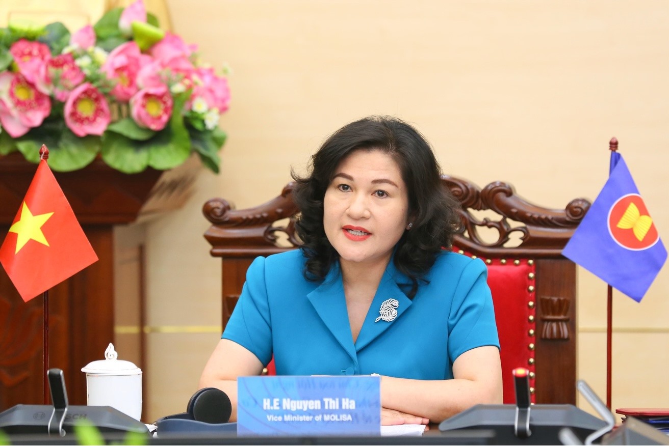 Thứ trưởng Bộ Lao động - Thương binh và Xã hội Nguyễn Thị Hà phát biểu tại buổi đối thoại trực tuyến.