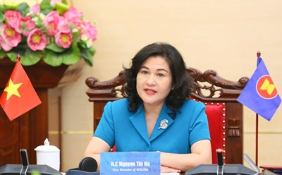 Thứ trưởng Bộ Lao động - Thương binh và Xã hội Nguyễn Thị Hà phát biểu tại buổi đối thoại trực tuyến.