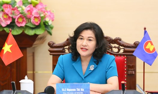 Thứ trưởng Bộ Lao động - Thương binh và Xã hội Nguyễn Thị Hà phát biểu tại buổi đối thoại trực tuyến.
