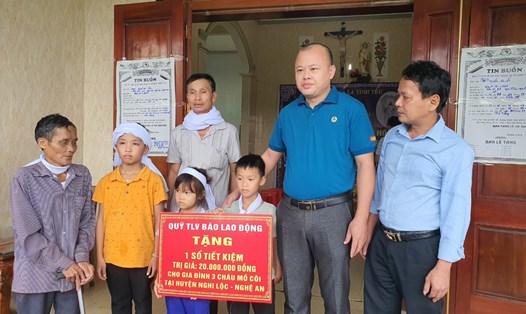 Đại diện Quỹ Tấm lòng Vàng Lao Động trao số tiền 20 triệu đồng hỗ trợ 3 cháu bé mồ côi tại xã Nghi Lâm, huyện Nghi Lộc (Nghệ An). Ảnh: QĐ