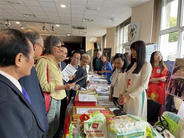 Khách tham quan một gian hàng tại ngày hội. Ảnh: Song Minh