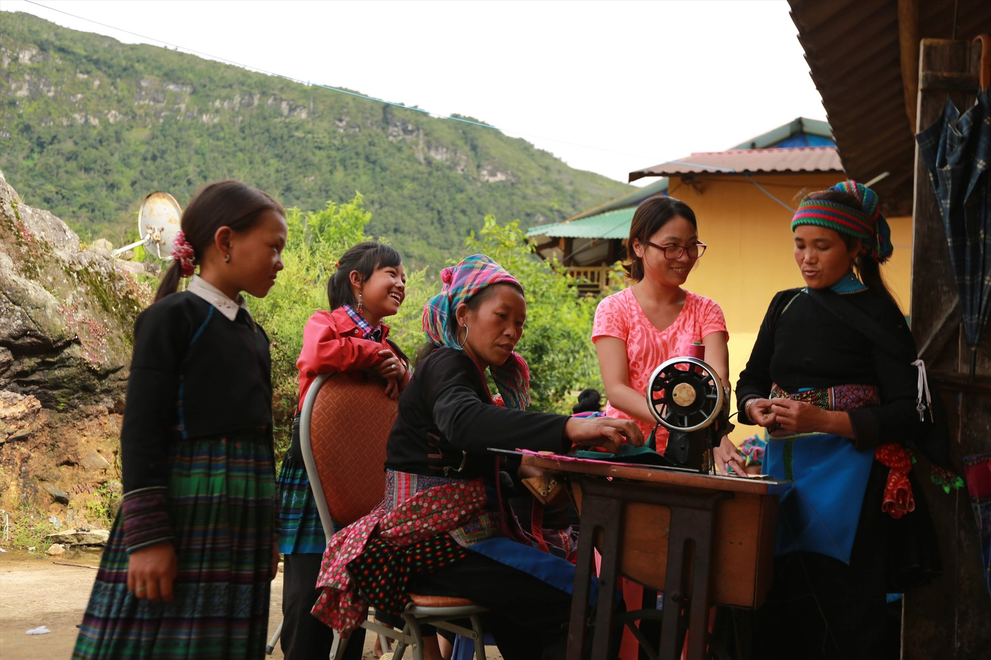 Phụ nữ dân tộc thiểu số học nghề may. Ảnh: Khánh Minh