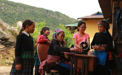 Phụ nữ dân tộc thiểu số học nghề may. Ảnh: Khánh Minh