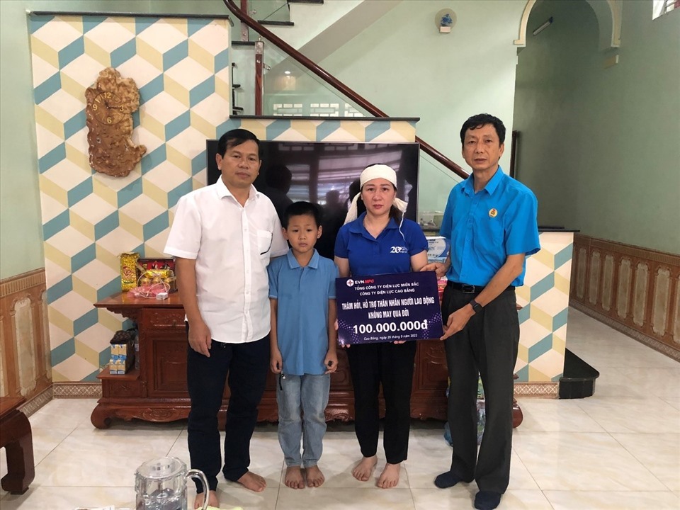 Đại diện Công đoàn PC Cao Bằng trao hỗ trợ cho gia đình đoàn viên. Ảnh: Nguyễn Hồng