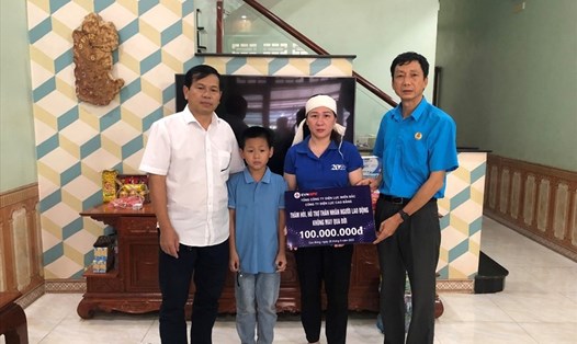 Đại diện Công đoàn PC Cao Bằng trao hỗ trợ cho gia đình đoàn viên. Ảnh: Nguyễn Hồng
