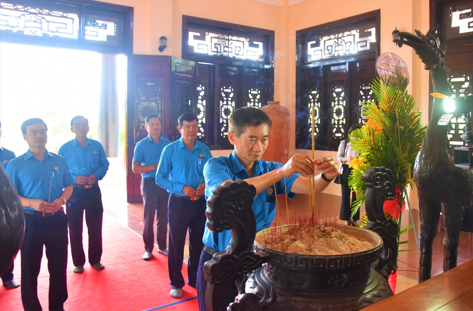 Phó Chủ tịch Tổng LĐLĐ Việt Nam Trần Văn Thuật thành kính dâng hương. Ảnh: Thành Nhân