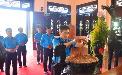 Phó Chủ tịch Tổng LĐLĐ Việt Nam Trần Văn Thuật thành kính dâng hương. Ảnh: Thành Nhân